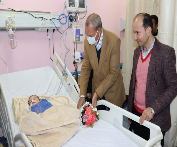 محافظ القليوبية يطمئن على 3 أطفال من غزة يتلقون العلاج بمستشفى القناطر الخيرية