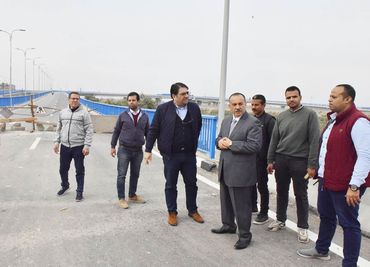 المحافظ أثناء تفقد أعمال الكوبري  