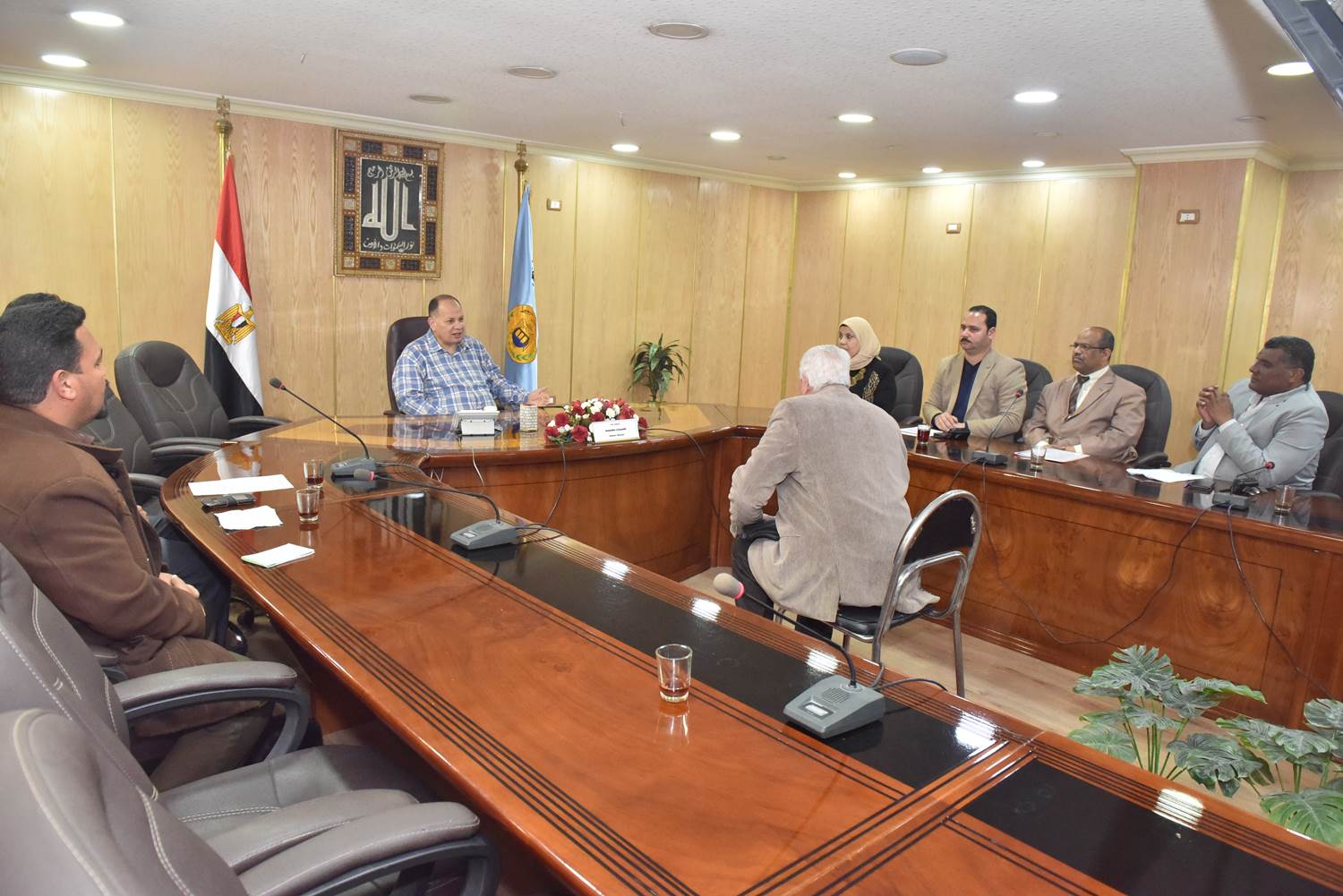 محافظ أسيوط يلتقى المواطنين ويوجه قيادات المحليات بالنزول الميداني.صور