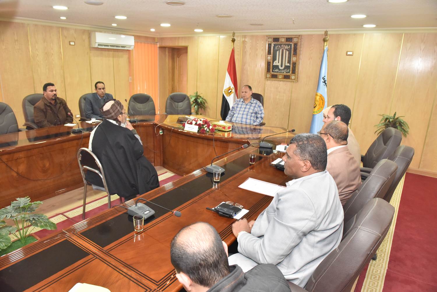محافظ أسيوط يلتقى المواطنين ويوجه قيادات المحليات بالنزول الميداني.صور