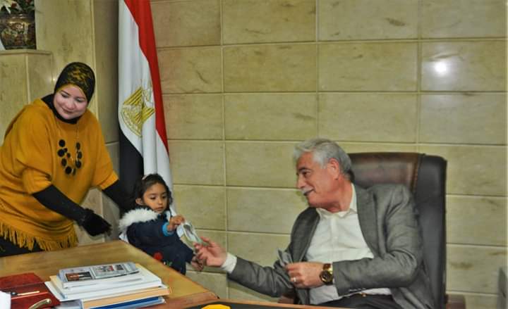 محافظ جنوب سيناء يلتقي 70 مواطن ويصرف مكافأة شهرية لطالبة متفوقة.صور