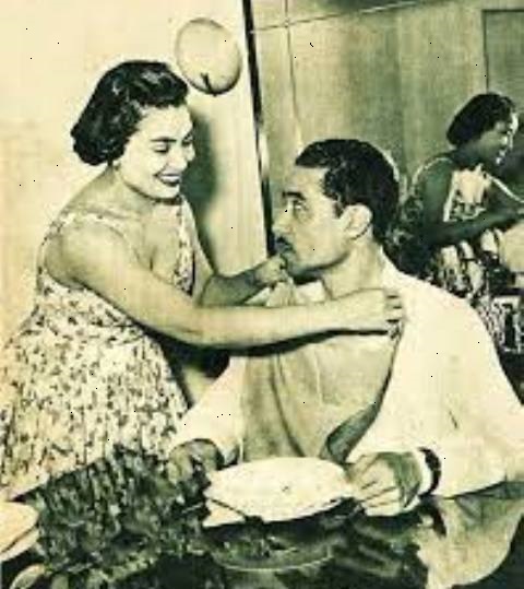 الموسيقار محمد الموجي وزوجته سعاد مكاوى