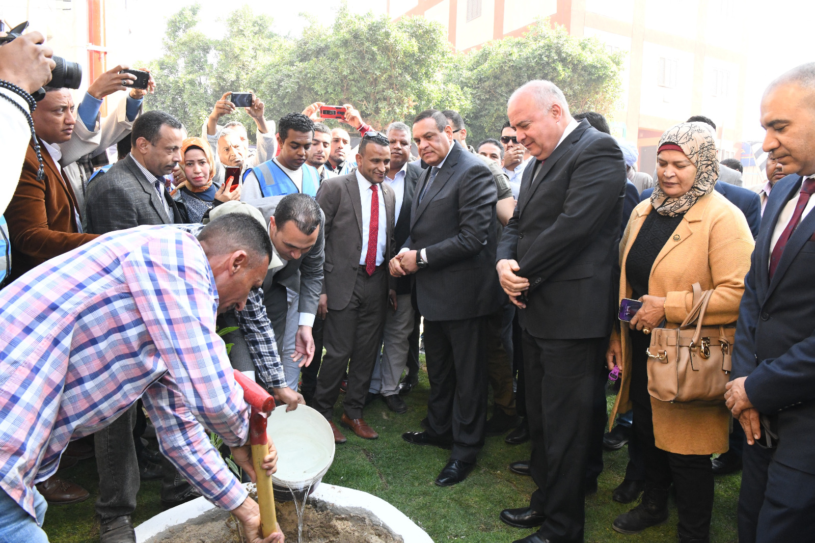 وزير التنمية المحلية ومحافظ قنا يغرسان شجرة لزراعة 