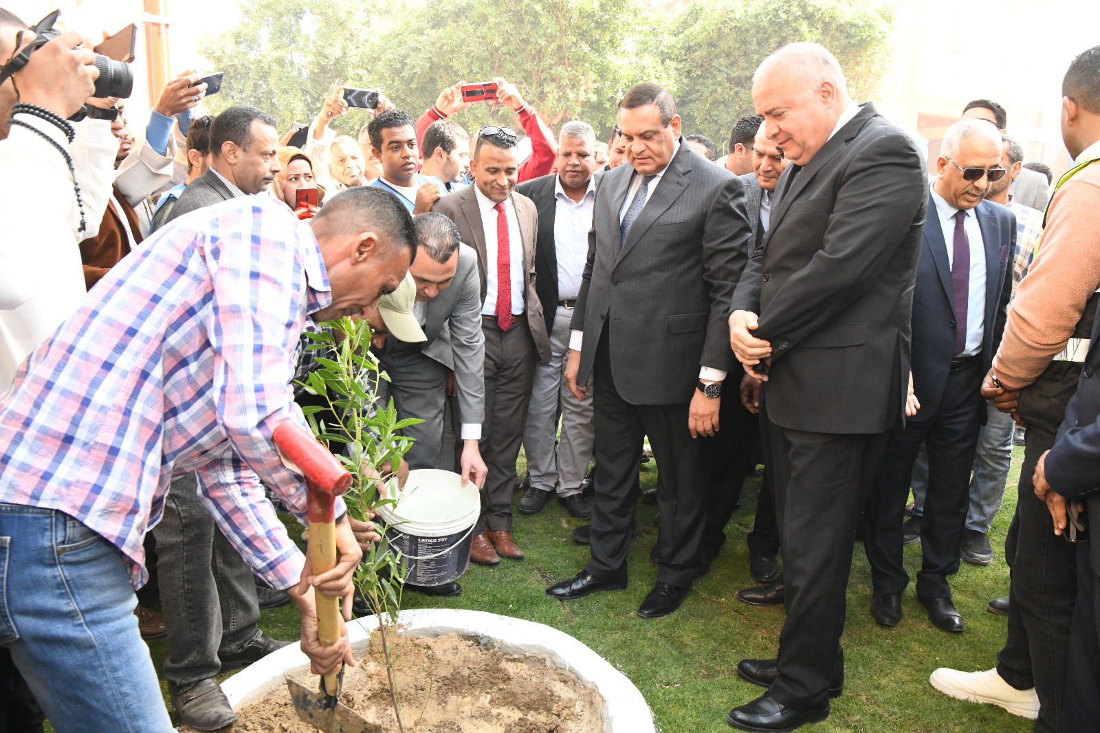 وزير التنمية المحلية ومحافظ قنا يغرسان شجرة لزراعة 