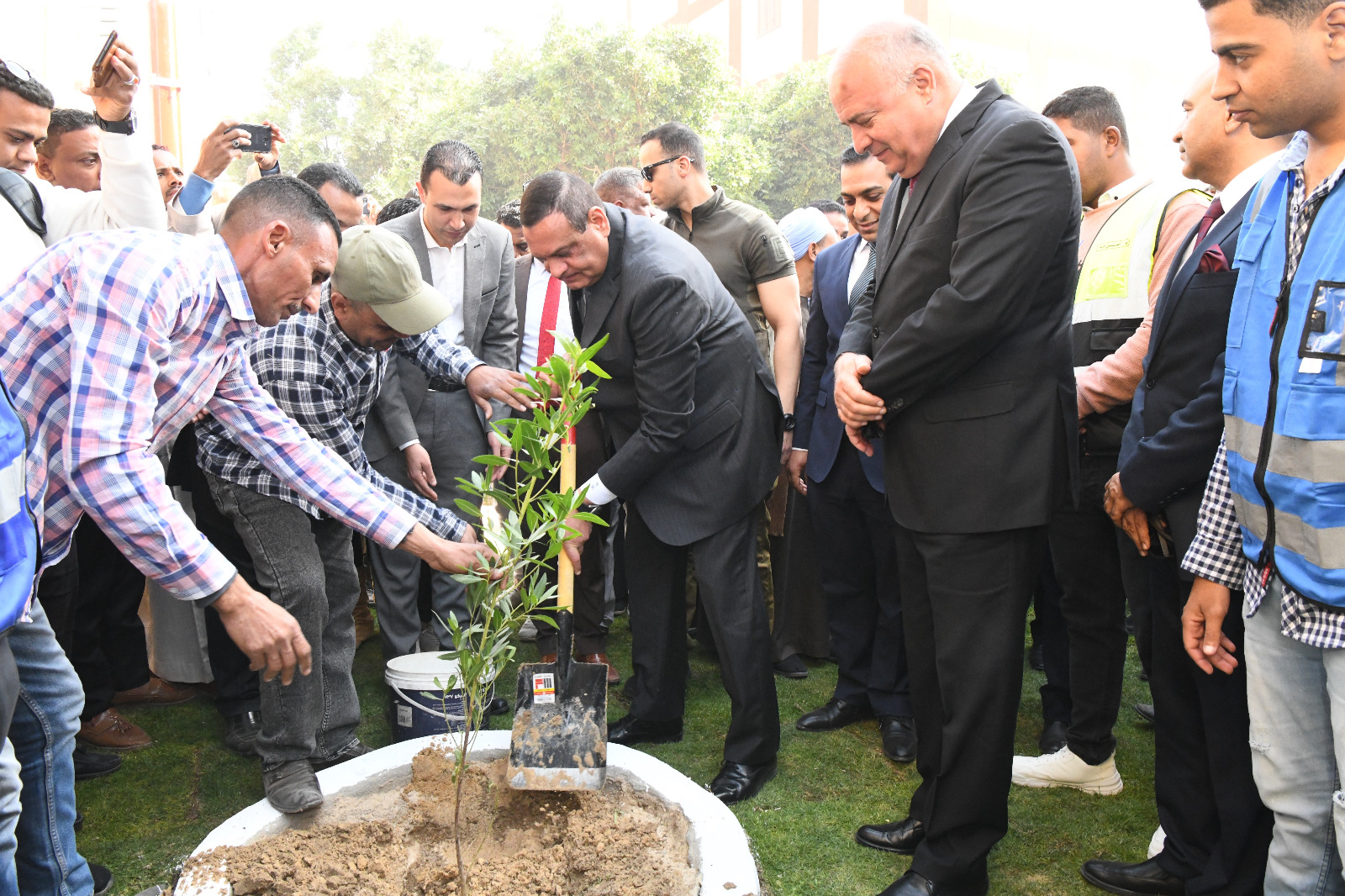 وزير التنمية المحلية ومحافظ قنا يغرسان شجرة لزراعة 