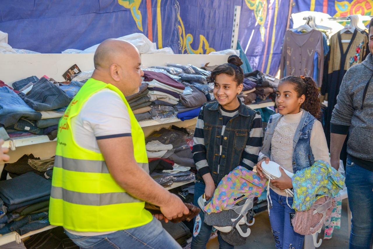 توزيع الملابس على الايتام بسوهاج احتفالا بيوم اليتيم 