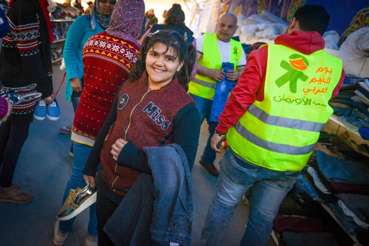 توزيع الملابس على الايتام بسوهاج احتفالا بيوم اليتيم 