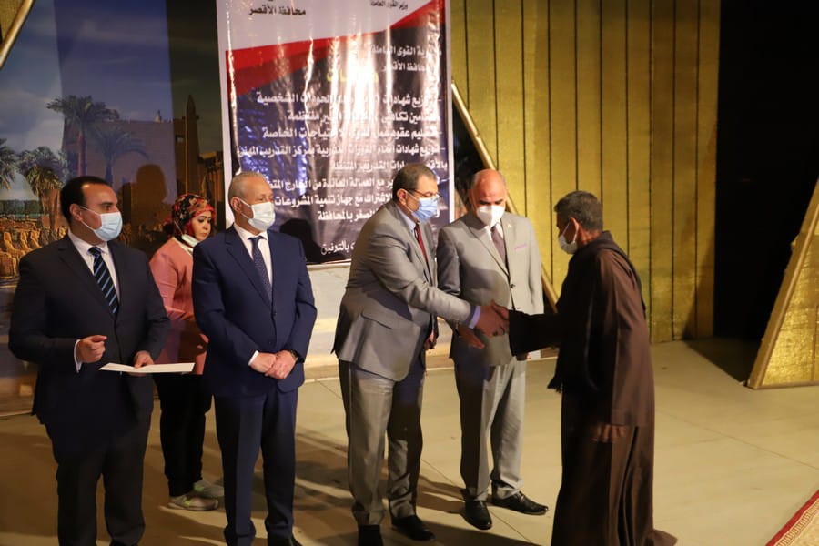 وزير القوى العامة يصل الأقصر ويسلم 2781  بوليصة تأمين للفئات الاكثر احتياجا