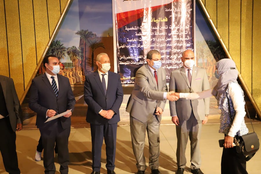 وزير القوى العامة يصل الأقصر ويسلم 2781  بوليصة تأمين للفئات الاكثر احتياجا