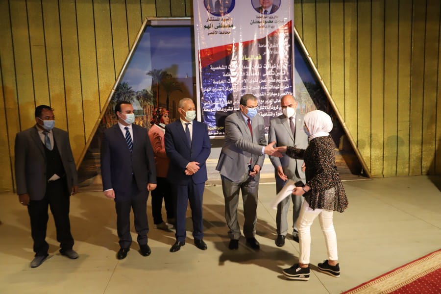 وزير القوى العامة يصل الأقصر ويسلم 2781  بوليصة تأمين للفئات الاكثر احتياجا