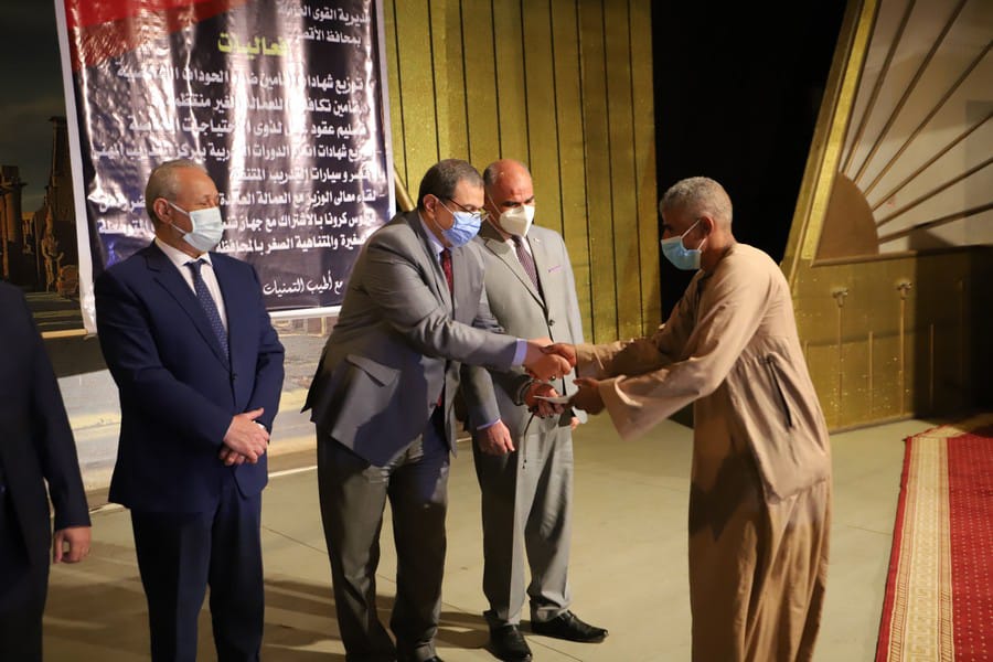 وزير القوى العامة يصل الأقصر ويسلم 2781  بوليصة تأمين للفئات الاكثر احتياجا