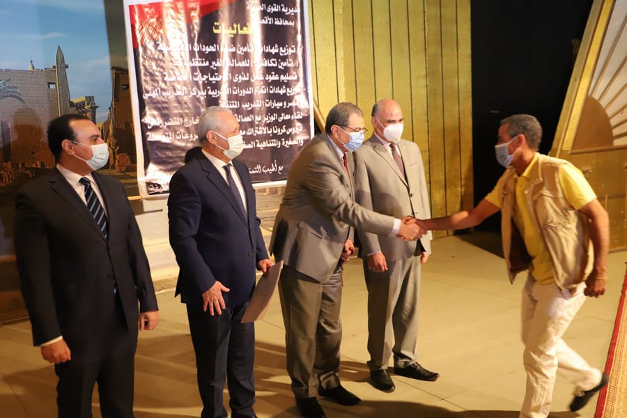 وزير القوى العامة يصل الأقصر ويسلم 2781  بوليصة تأمين للفئات الاكثر احتياجا