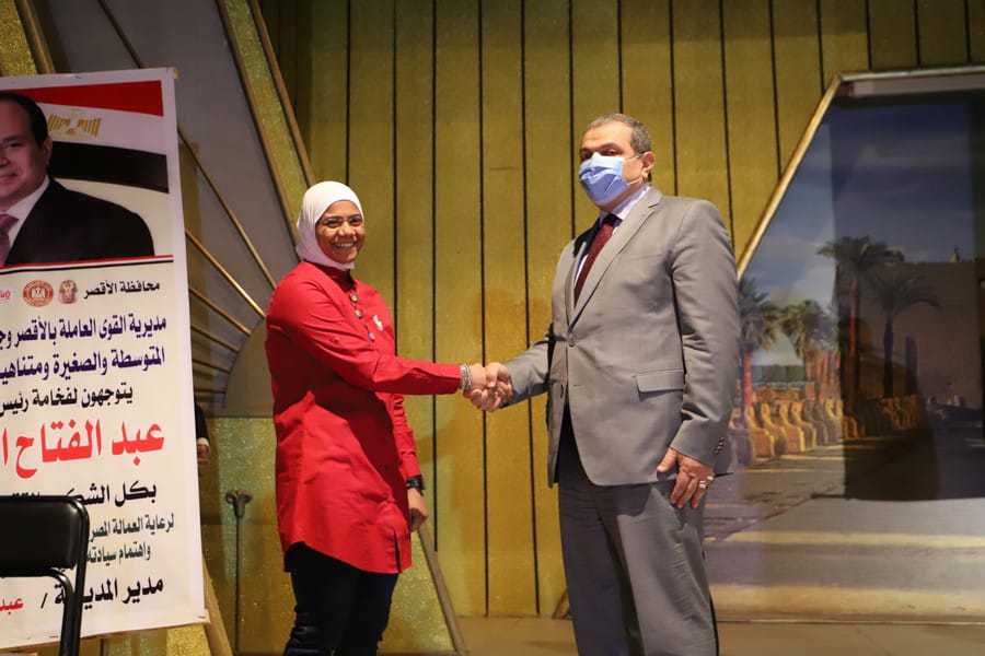 وزير القوى العامة يصل الأقصر ويسلم 2781  بوليصة تأمين للفئات الاكثر احتياجا