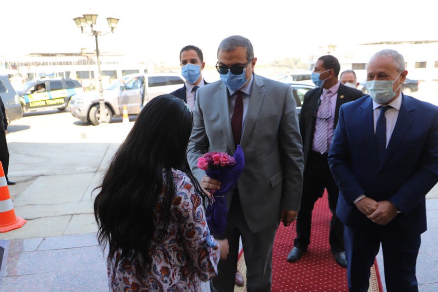 وزير القوى العامة يصل الأقصر ويسلم 2781  بوليصة تأمين للفئات الاكثر احتياجا