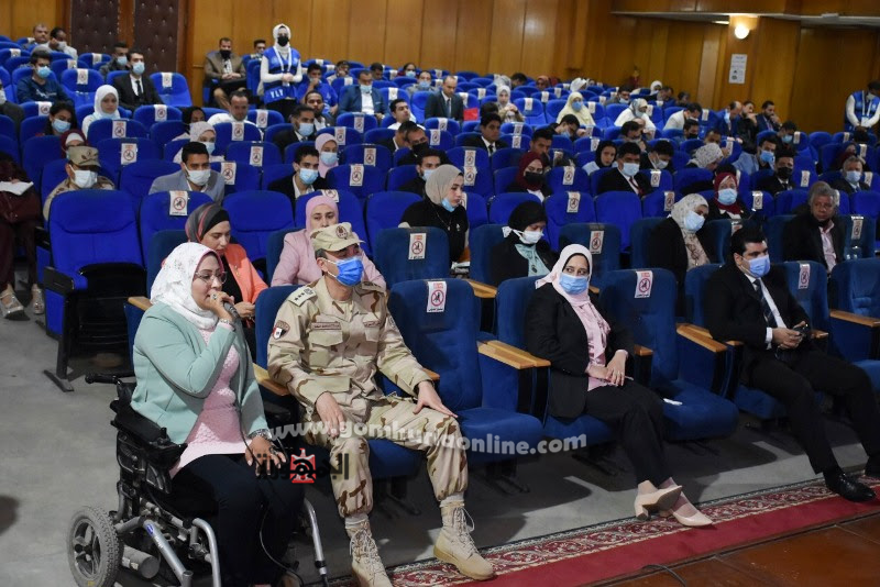 محافظ الشرقية: يحذر الشباب من الانسياق وراء الشائعات