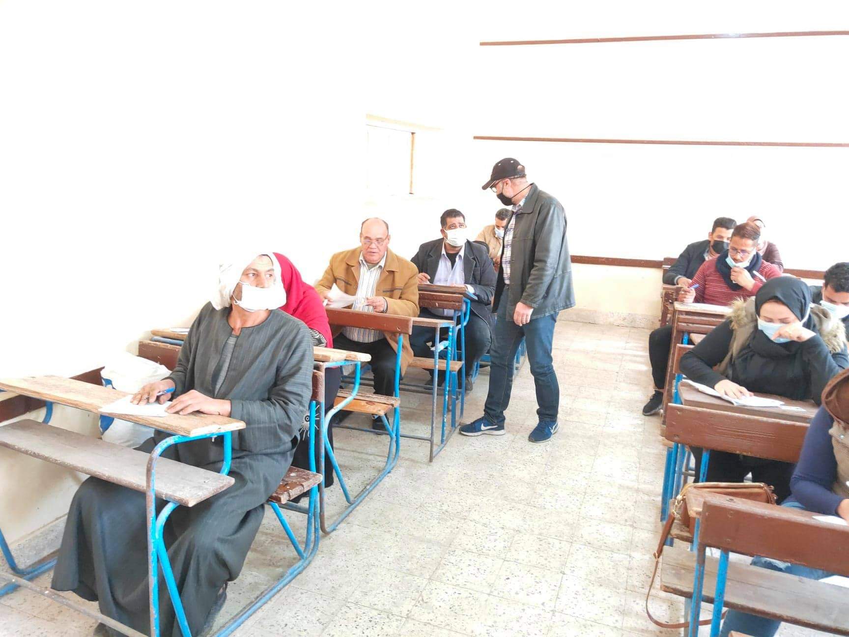 بدء امتحانات دورة ابريل لمحو الأمية وتعليم الكبار  بالبحيرة..صور