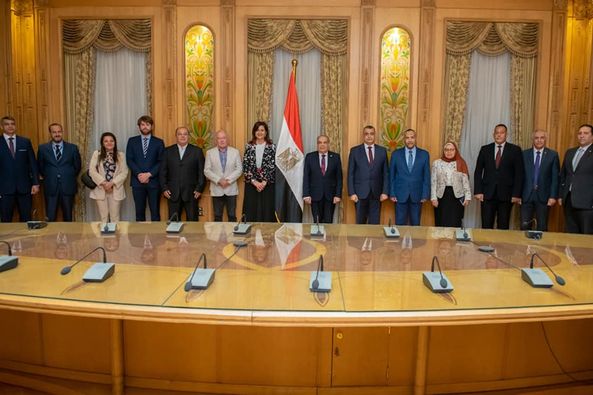 وزيرا الإنتاج الحربى والهجرة يشهدان توقيع بروتوكول تعاون في مجال تحويل مخلفات أشجار لورق وأسمدة ومنسوجات