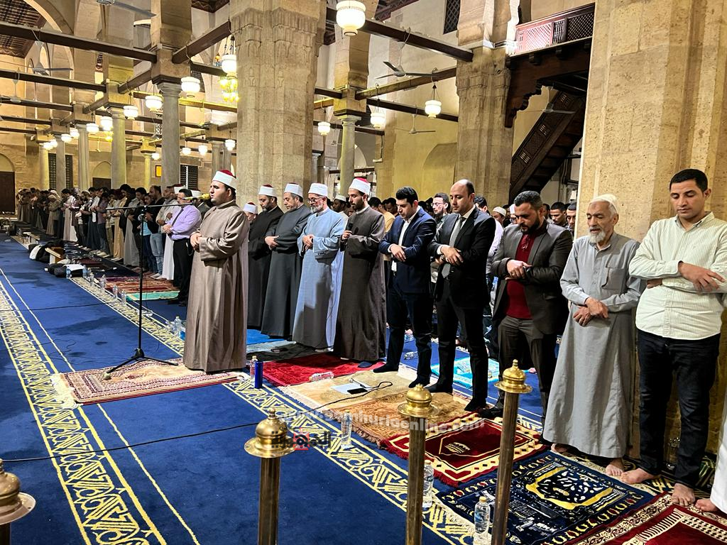الجامع الأزهر يؤدي صلاة العشاء والتراويح برواية ورش والدوري ورويس