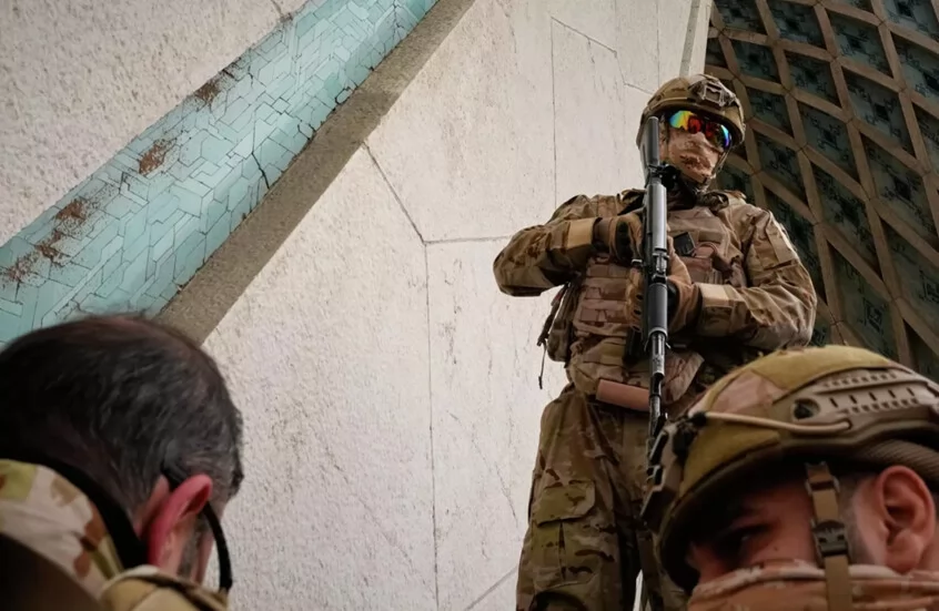 مصدر دبلوماسي إيراني يحذر من تداعيات أي تدخل عسكري بري أمريكي 