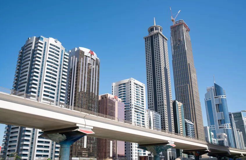 سقوط شظايا على مبنى شركة "أوراكل" في دبي 