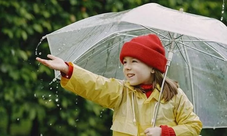 خطوات تحمي طفلك من تقلبات الطقس والمطر 