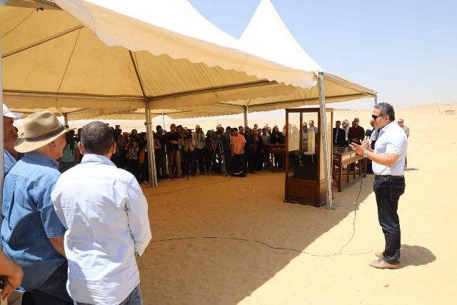  العناني: اكتشاف مقبرتين لكاهنين من الأسرة الخامسة بمنطقة الأهرامات 