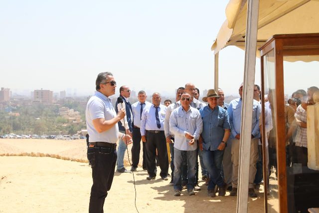  العناني: اكتشاف مقبرتين لكاهنين من الأسرة الخامسة بمنطقة الأهرامات 