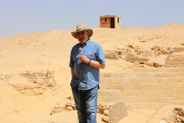  العناني: اكتشاف مقبرتين لكاهنين من الأسرة الخامسة بمنطقة الأهرامات 