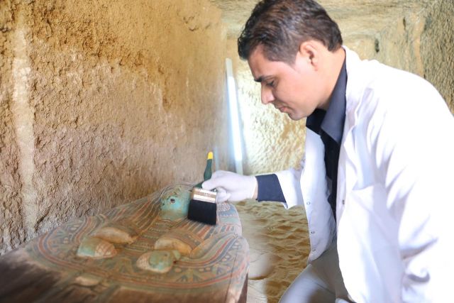  العناني: اكتشاف مقبرتين لكاهنين من الأسرة الخامسة بمنطقة الأهرامات 