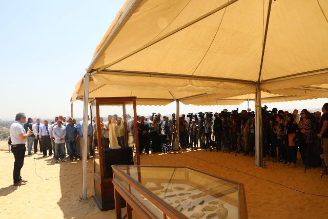  العناني: اكتشاف مقبرتين لكاهنين من الأسرة الخامسة بمنطقة الأهرامات 