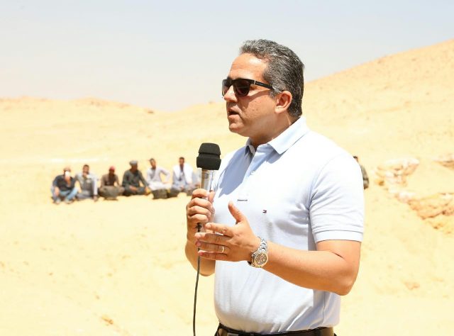  العناني: اكتشاف مقبرتين لكاهنين من الأسرة الخامسة بمنطقة الأهرامات 