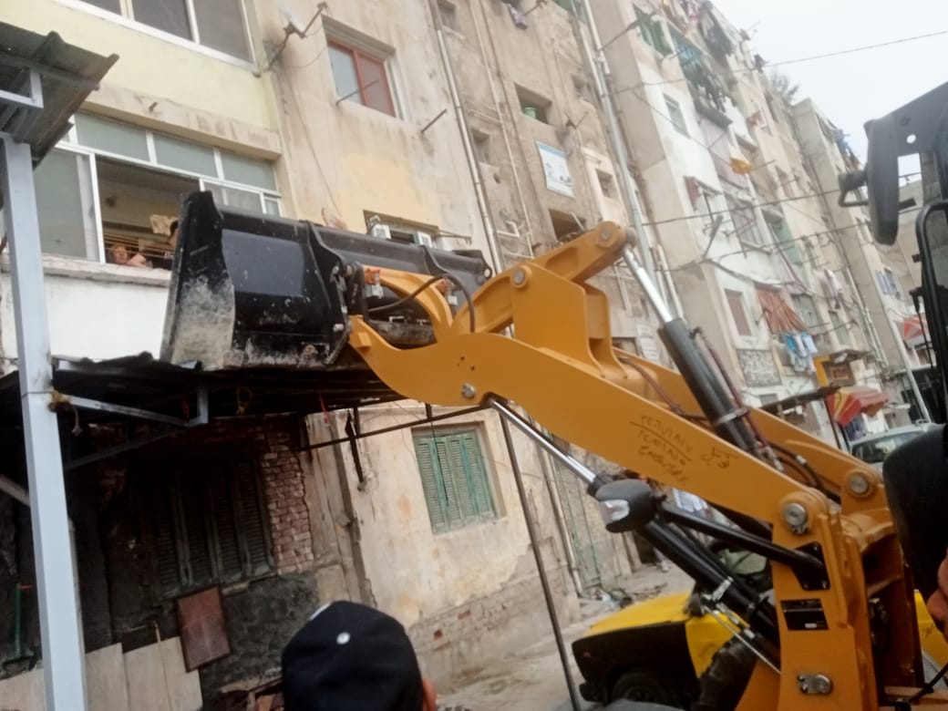 فى واقعة هى الاغرب.. ايقاف بناء حمام علي الرصيف غرب الاسكندريه
