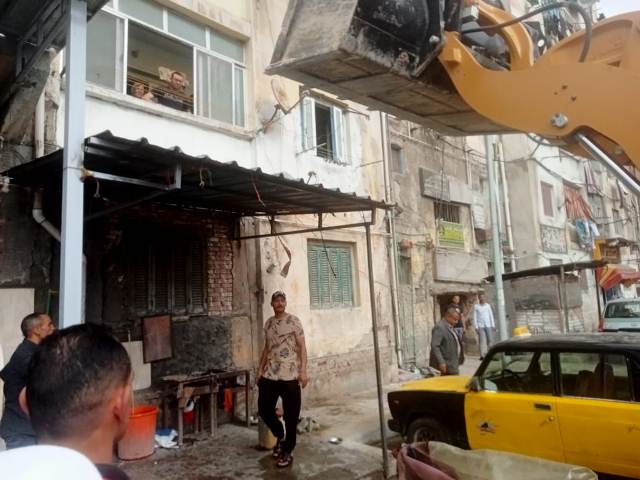 فى واقعة هى الاغرب.. ايقاف بناء حمام علي الرصيف غرب الاسكندريه