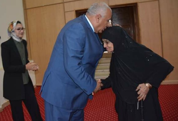 نعيمة أول سيدة تتحدى التقاليد وتحصل على الثانوية العامة والليسانس منذ ٦٠ عاما بالوادى الجديد 