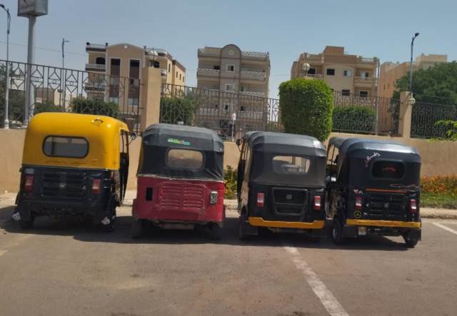جهاز بدر يضبط 17 توك توك ومركبة فى حملة بالتعاون مع قسم الشرطة والمرور.. بالصور