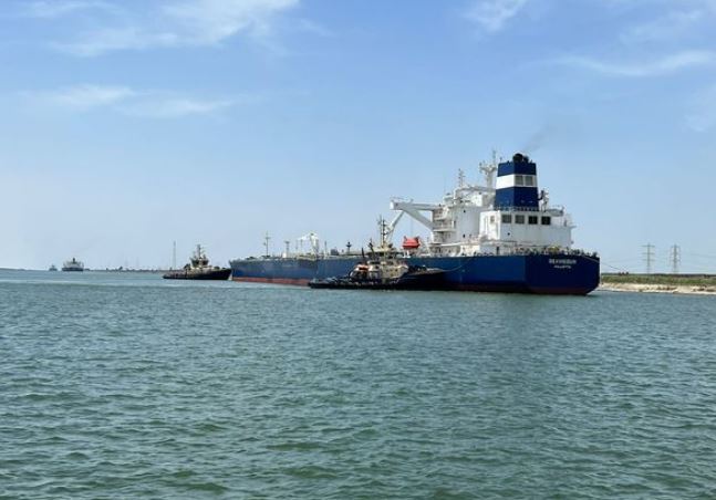 سفينة تعبر القناة