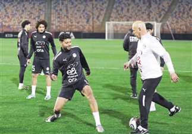 حسام حسن يراوغ لاعب المنتخب