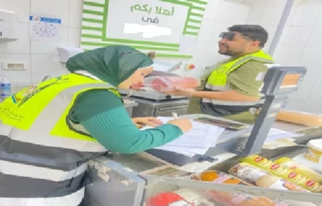 هيئة سلامة الغذاء فرع بدر تضبط 79 كيلو أغذية فاسدة من ماركت شهير.. صور 