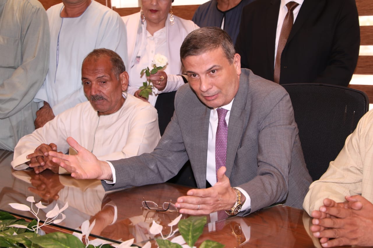 علاء فاروق يلتقي عددا من المزارعين