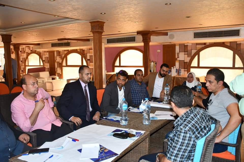 رئيس شركة مياه المنيا : تطوير اداء العاملين بخدمة العملاء فى حل مشاكل المواطنين