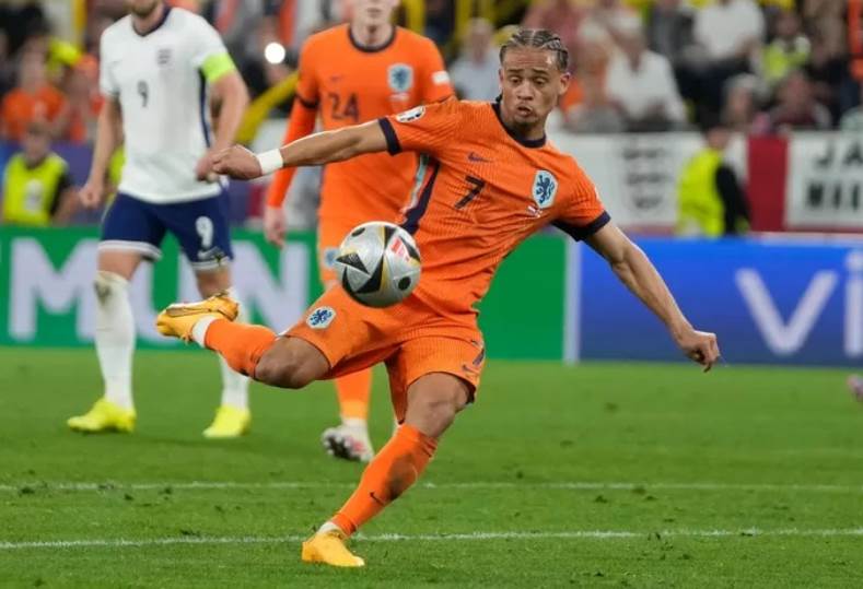 تشافي سيمونز لاعب باريس سان جيرمان المعار لفريق لايبزيج الألماني 