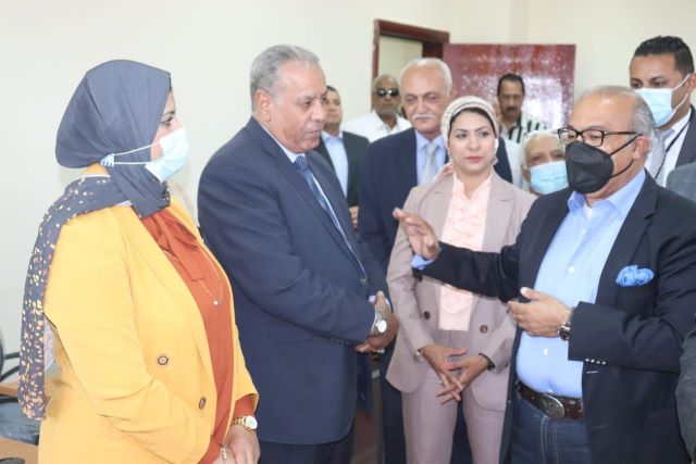 محافظ السويس يستقبل عشماوى لبحث آليات تنفيذ أول منطقة تجارية لوجستية.. بالصور
