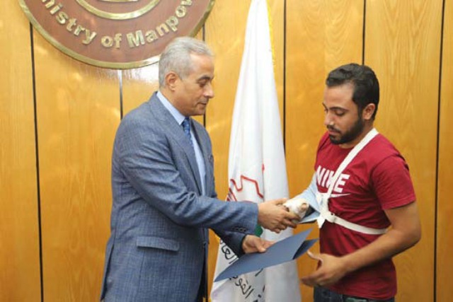 وزير القوي العاملة يعيد هيكل الوزارة من جديد