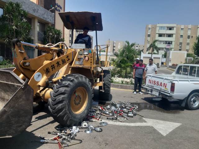 رئيس جهاز الشروق يقود حملة إشغالات ويحرر 12 محضر ويصادر 23 شيشة
