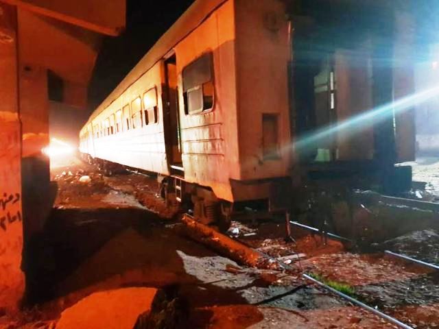 رفع عربة قطار انحرفت على السكة الحديد في البحيرة .. بالصور