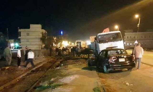 رفع عربة قطار انحرفت على السكة الحديد في البحيرة .. بالصور