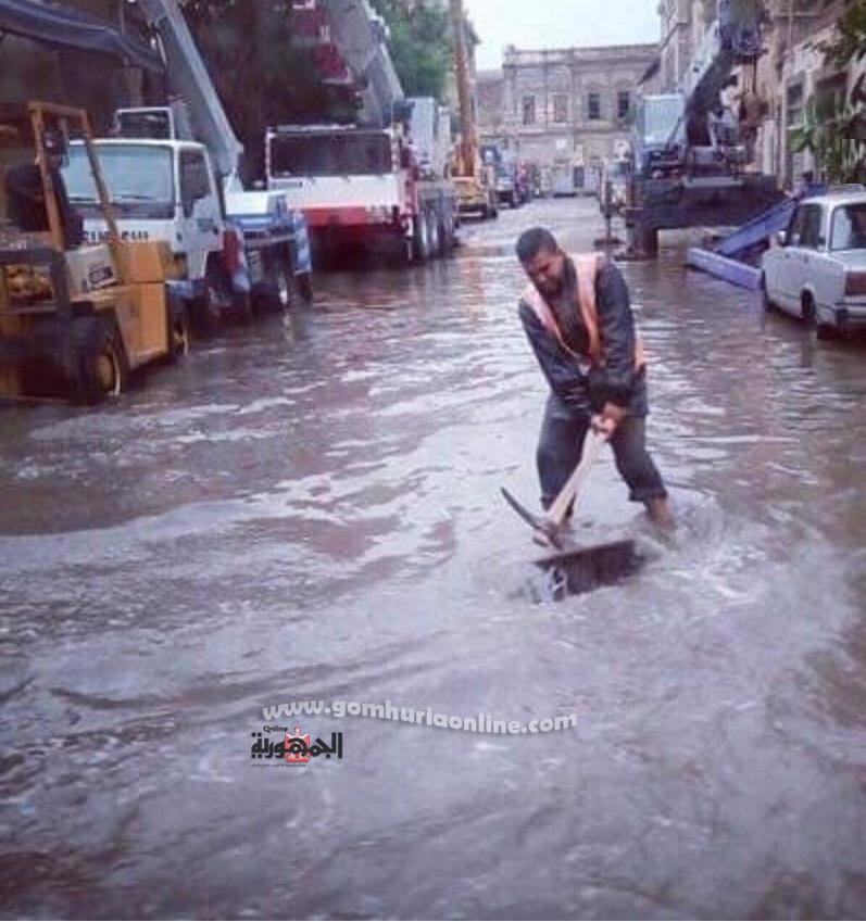 احد افراد فريق الطوارئ بالصرف الصحى يقوم غطاء احدى البلوعات الرئيسية لتفريغ مياه الامطاربها تصويرعزت السمرى وواثق حسين 