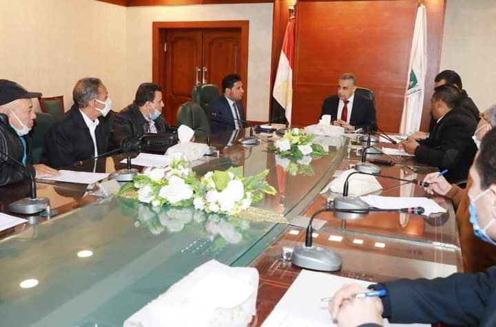 محافظ سوهاج يترأس اجتماع اللجنة المختصة بوضع الضوابط لتوزيع جبانات أخميم الجديدة