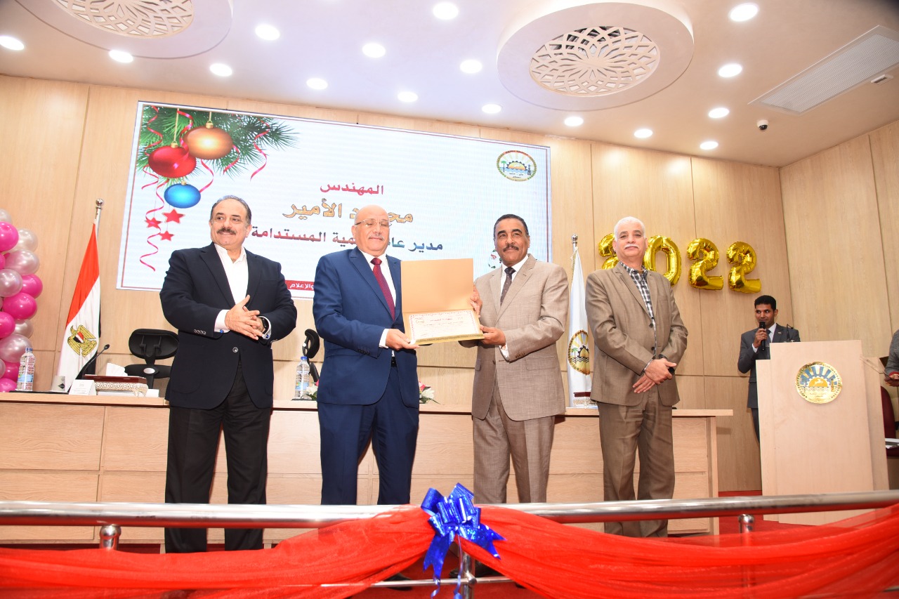 مجلس تنفيذي محافظة مطروح يكرم القيادات المتميزة
