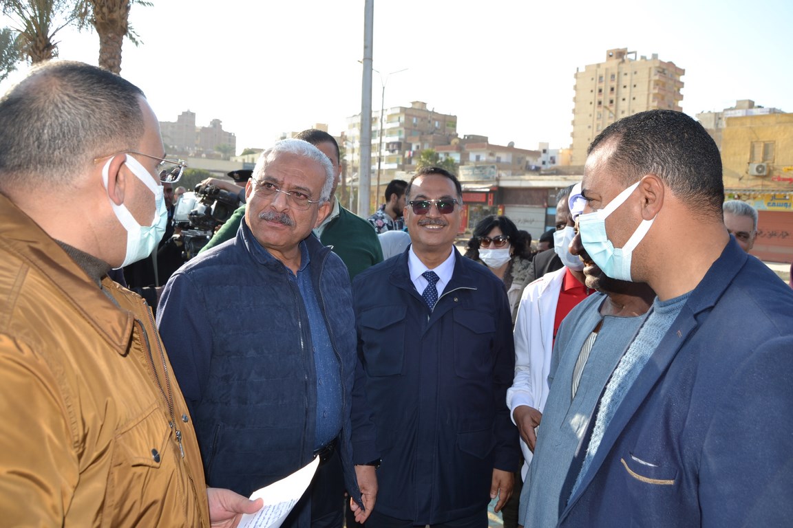 محافظ السويس يتفقد شوارع  حوض الدرس والملاحة القديمة